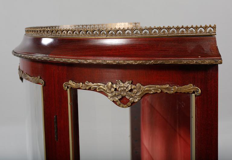VITRINSKÅP, Louis XV-stil, 1900-talets tredje kvartal.