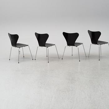 Four 'serie 7 chairs' by Arne Jacobsen for Fritz Hansen.