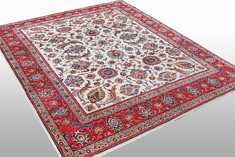 A carpet, Sarouk, ca 397 x 298 cm.