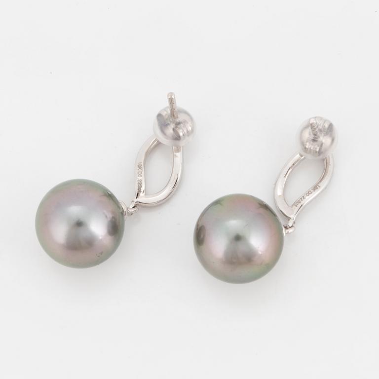 EARRINGS, with cultured Tahitipearls and diamonds.