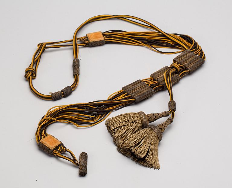 KARTUSCHLÅDA med KARTUSCHREM, MIDJEBAND, DEKORBAND.