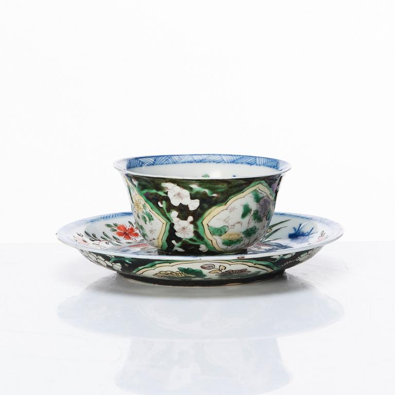 A famille noire cup with saucer, Qing dynasty, Kangxi (1662-1722).