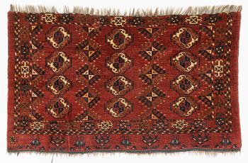 An antique Turkmeni churval, 142 x 84 cm.