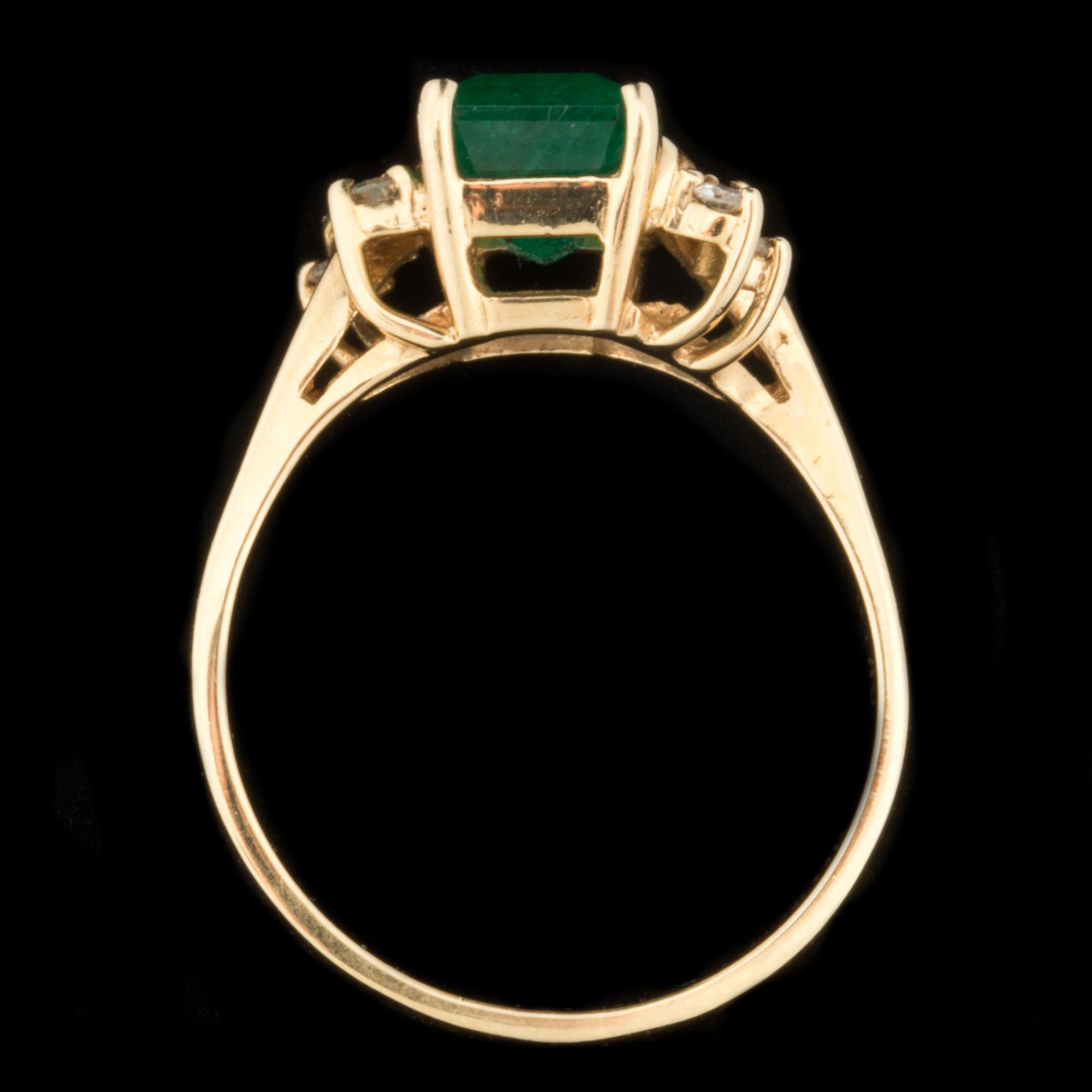 RING, 14 k guld med smaragd samt briljantslipade diamanter ca 0,06 ct. Vikt ca 2,0 g.