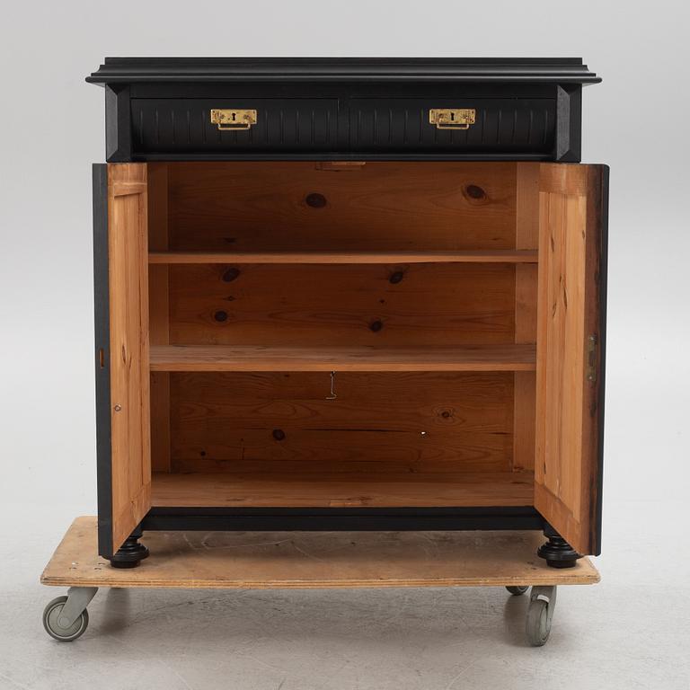 Sideboard/skänk omkring 1900.