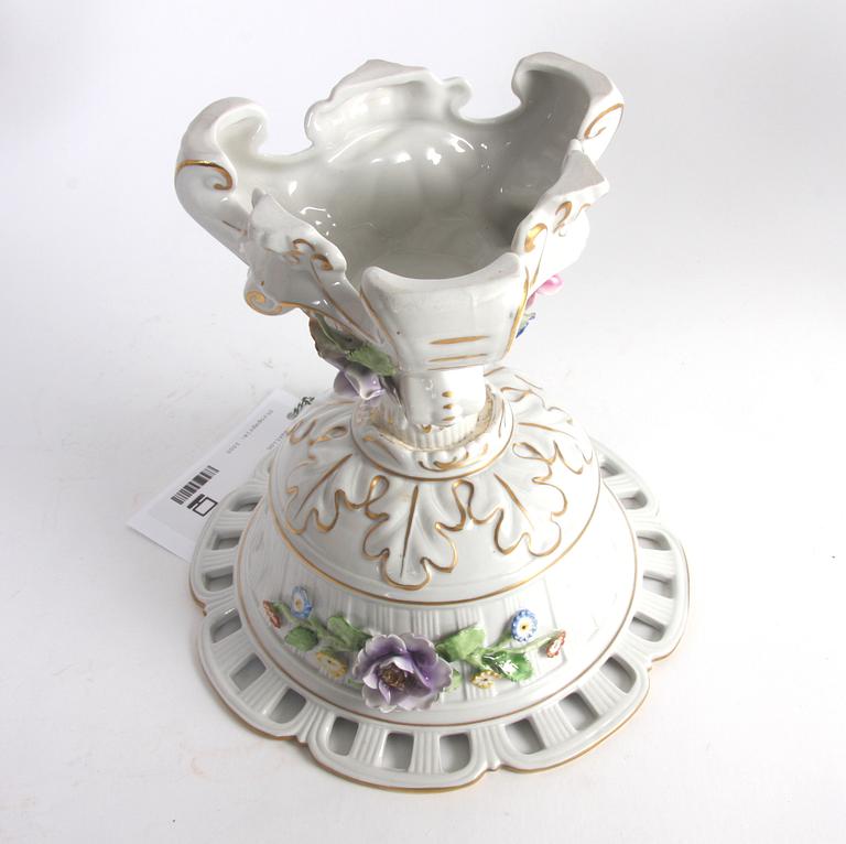 BORDSUPPSATS, 3 delar, porslin, rokokostil,
Tyskland.