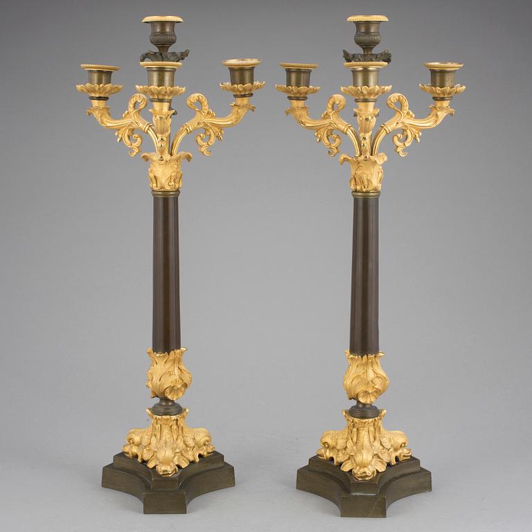 KANDELABRAR, ett par. Förgylld och patinerad brons. Senempire Frankrike, 1800-talets mitt.