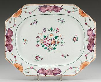 228. A large famille rose serving dish, Qing dynasty, Qianlong (1736-95).