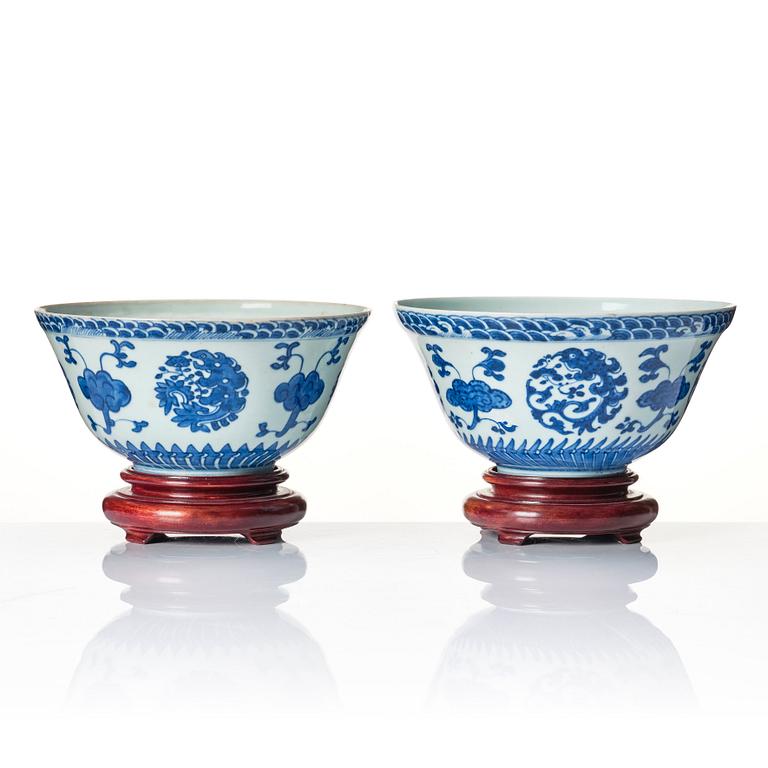 A matched pair of blue and white bowls, Qing dynasty, 19th century.