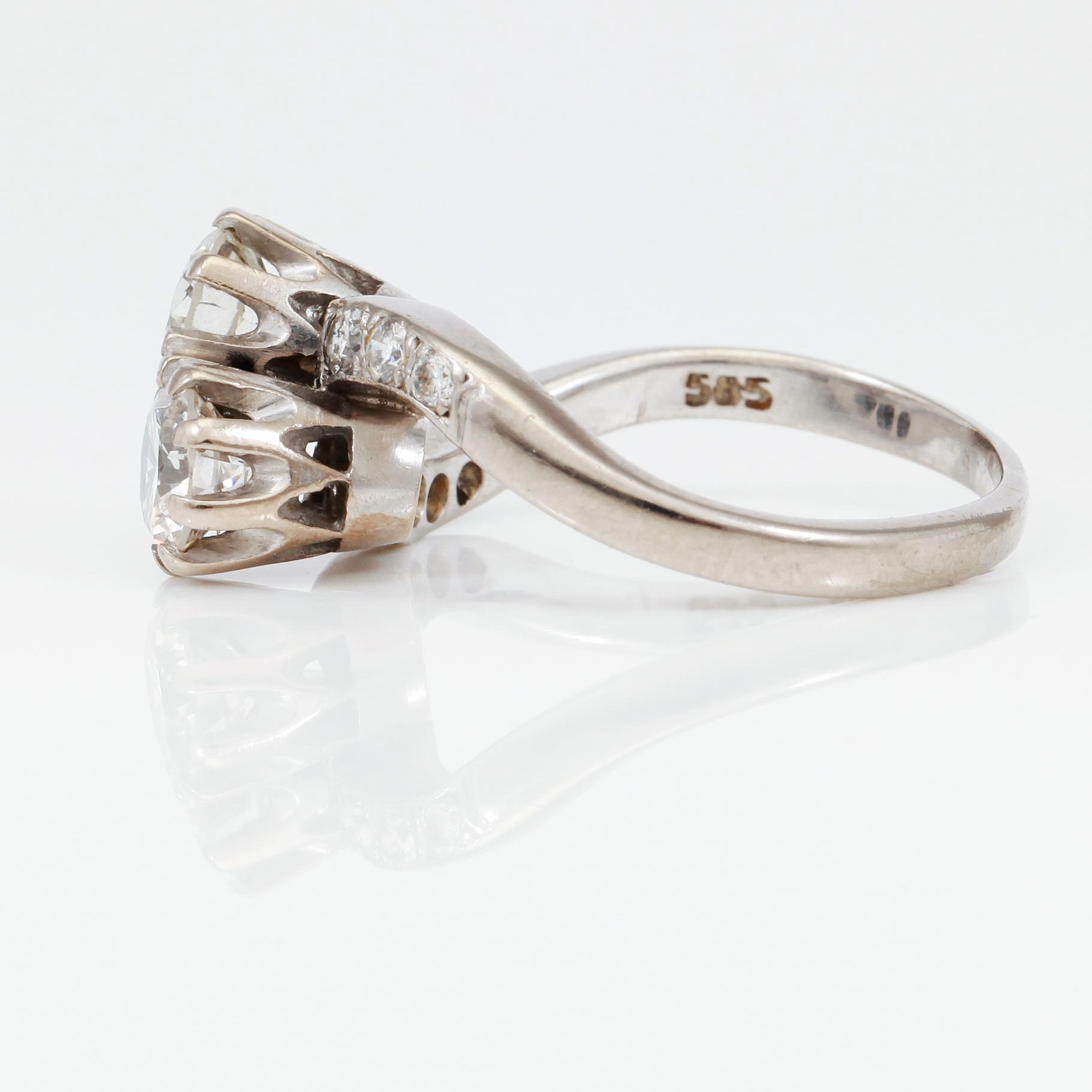 RING, 2 briljantslipade diamanter totalt ca 1,10 ct samt 6 mindre diamanter.