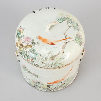 A Chinese bowl with cover, early 20th century.