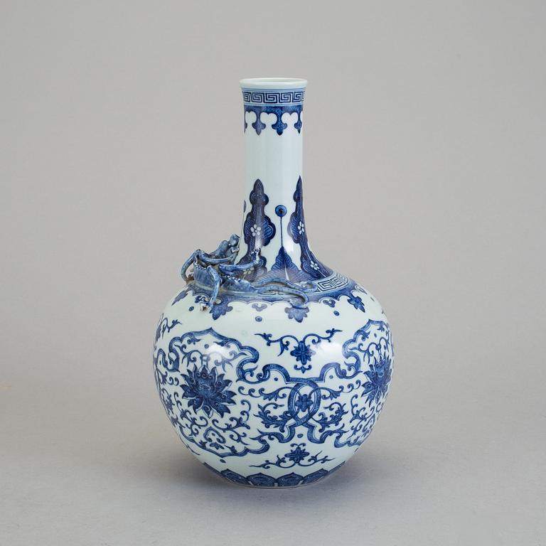 VAS, porslin, Kina, Qianlongs märke, modern tillverkning.