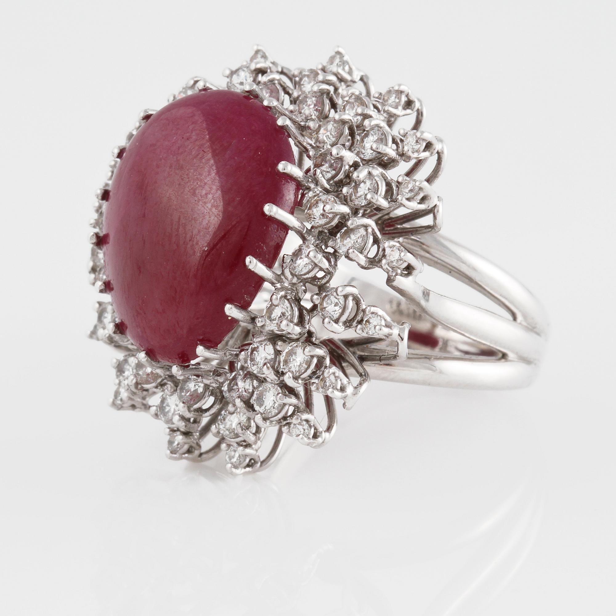 RING, 18K vitguld med naturlig cabochonslipad rubin, 16.15 ct samt små briljantslipade diamanter. Vikt 14,1 gram.