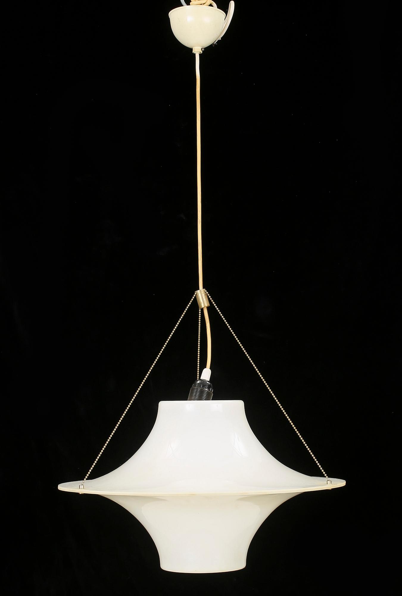 TAKLAMPA, Yki Nummi, "Fiskmåsen"/"Skyflyer", formgiven 1959.