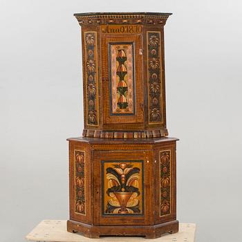 HÖRNSKÅP, två delar. allmoge, bär årtal 1810.