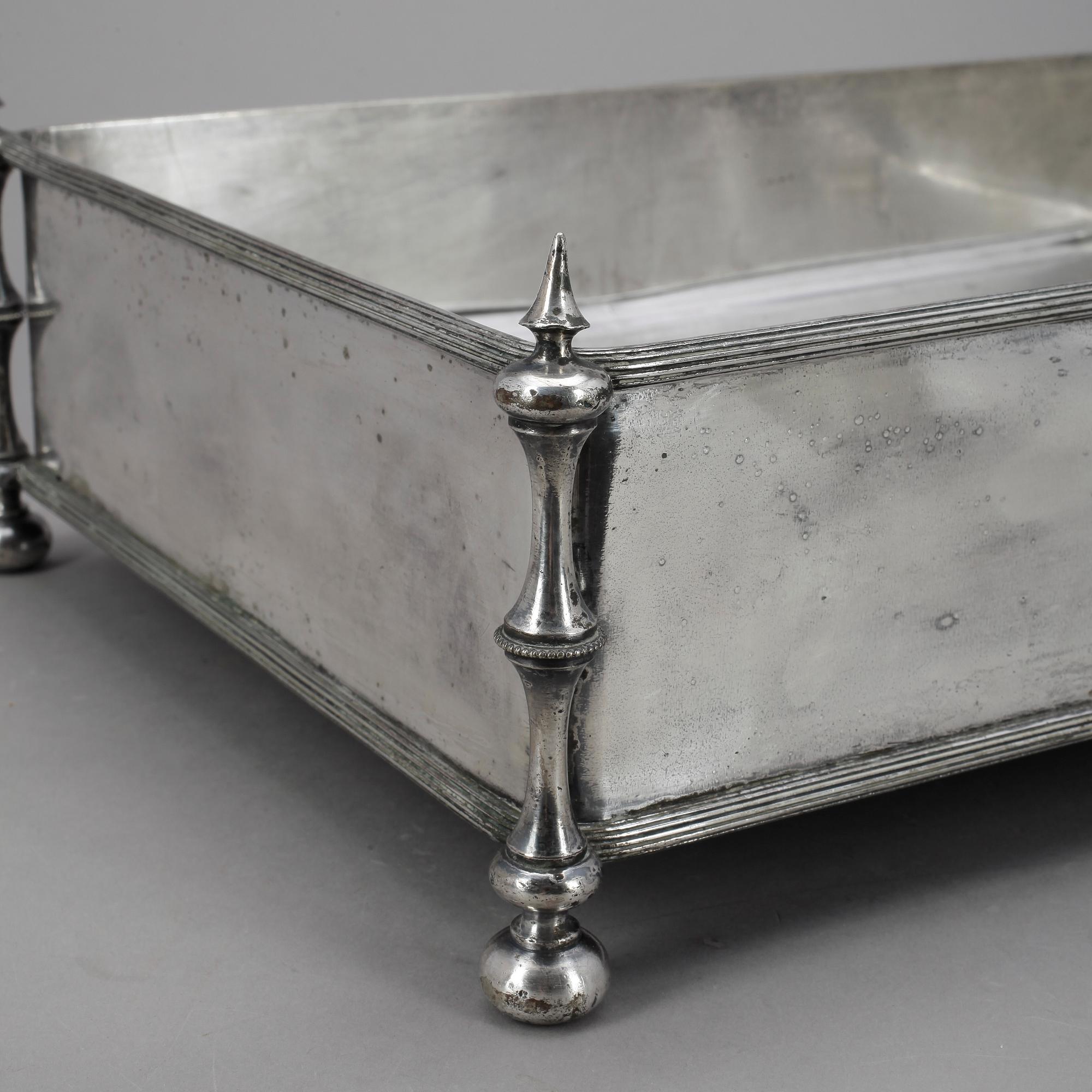 SERVERINGSSKÅL, försilvrad metall, troligen England, omkring 1900.