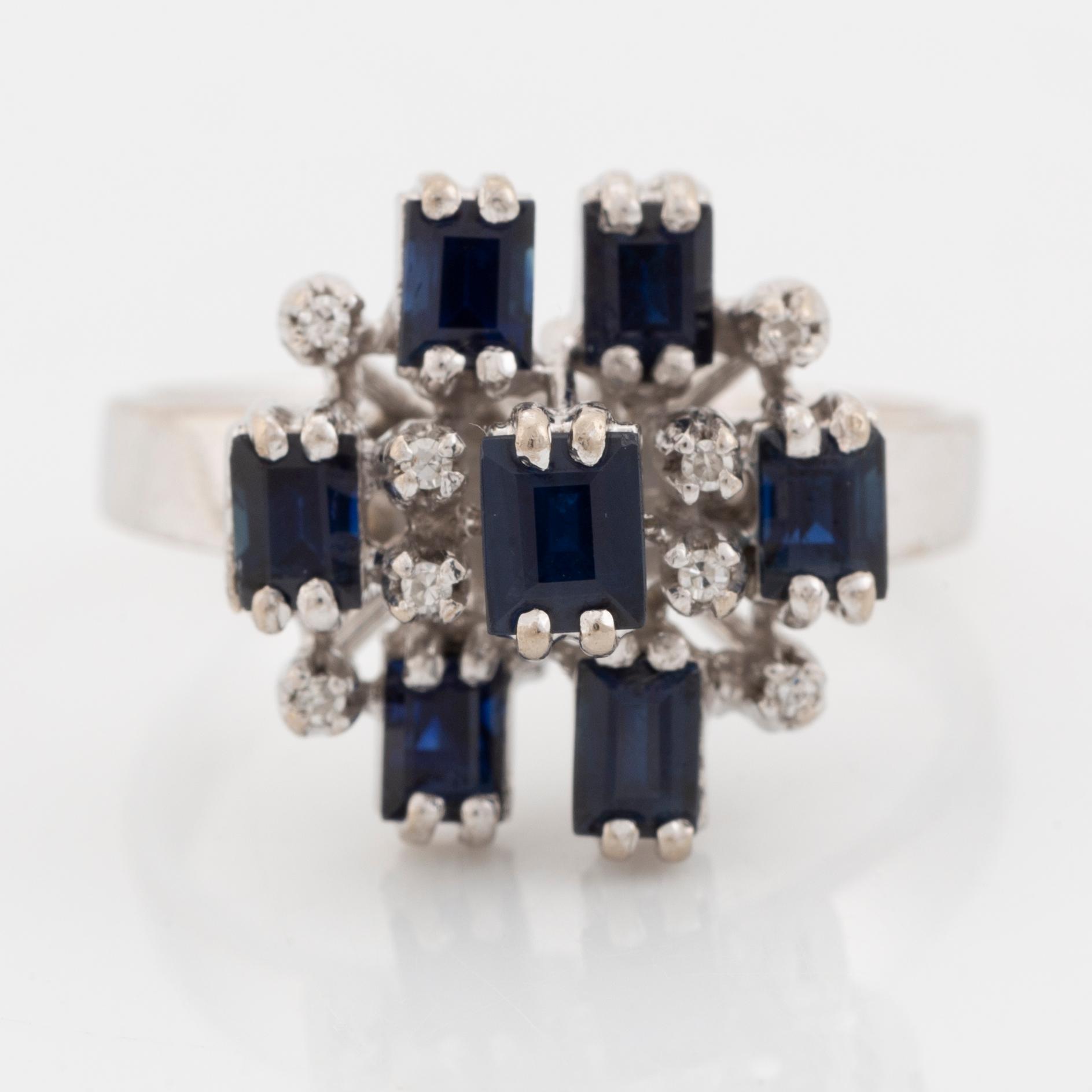 Ring, 18K vitguld med safirer.