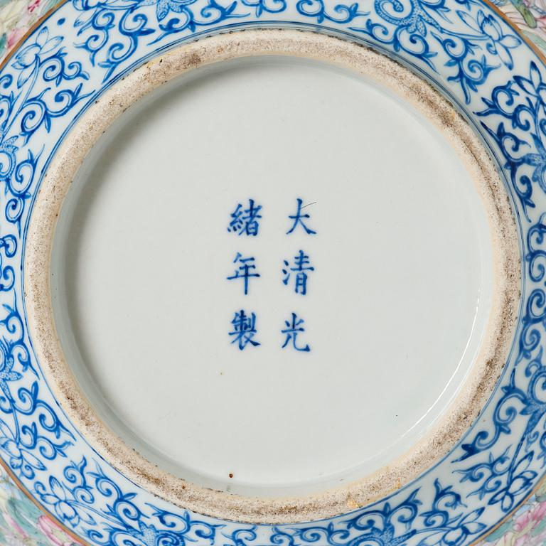 Praktvas, porslin. Qingdynastin med Guangxus märke och tid.