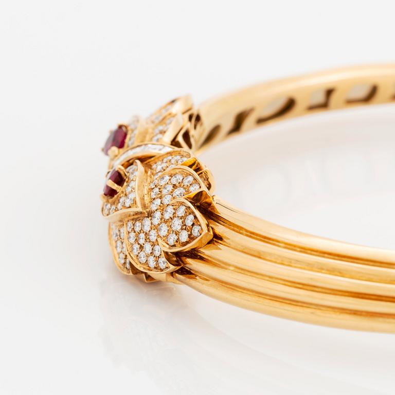 A necklace and a braclet in 18K gold set with faceted rubies.