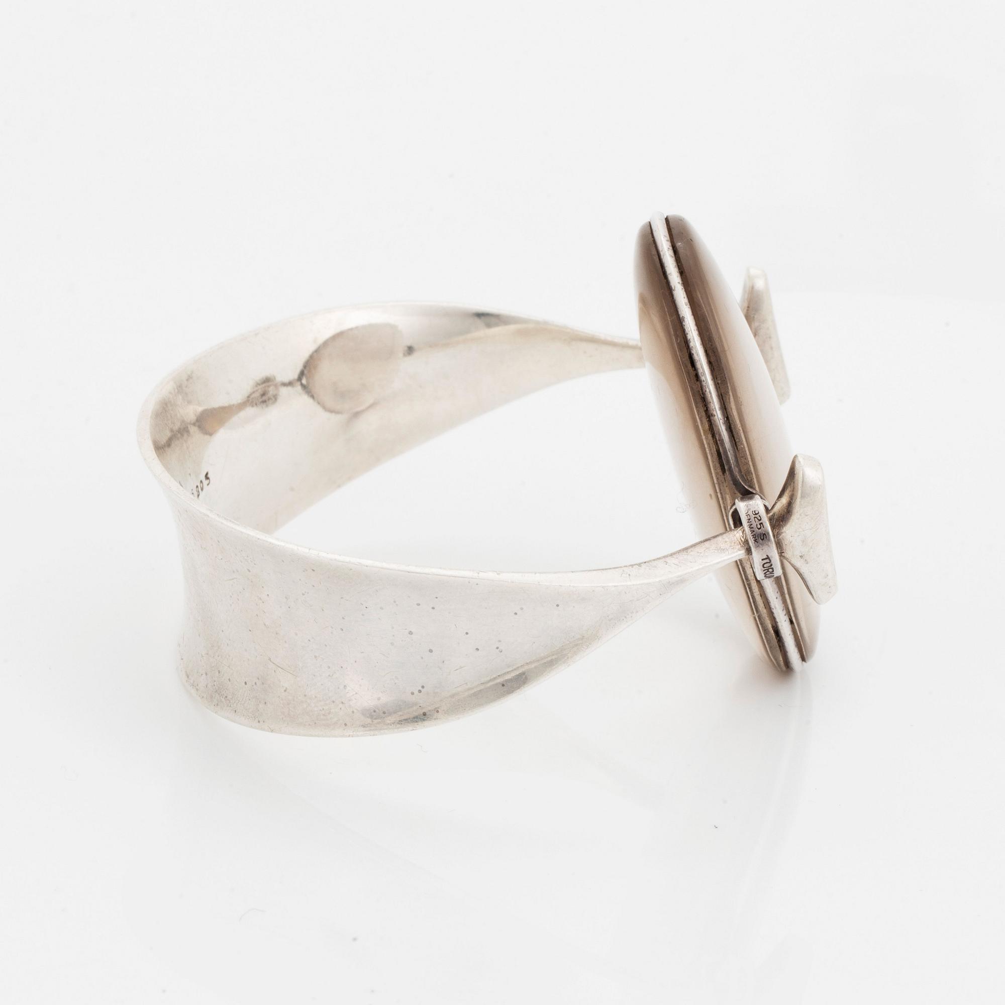 Vivianna Torun Bülow-Hübe, armring, Georg Jensen Köpenhamn, 1945-77, sterling silver med rutilkvarts, designnr 205.