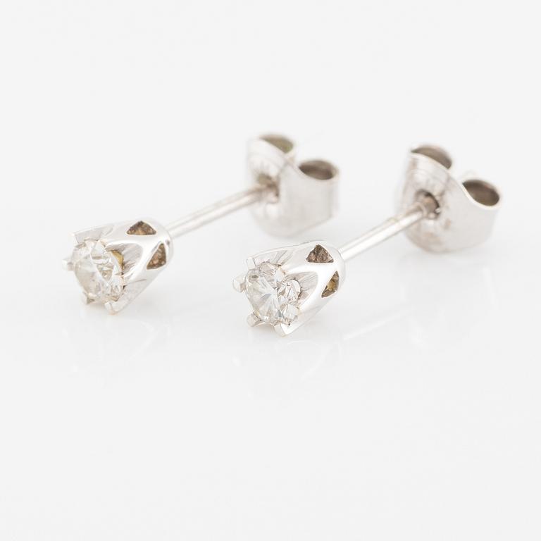 A pair of earrings in 18K gold set with round brilliant-cut diamonds.