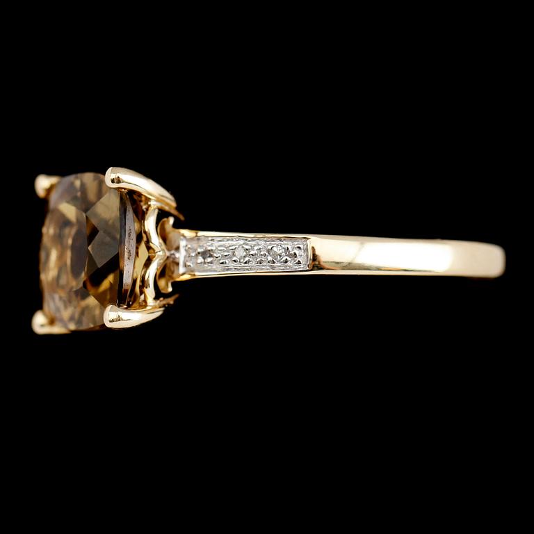 RING, 14 k guld, bruntonad kvarts samt mindre diamanter.
