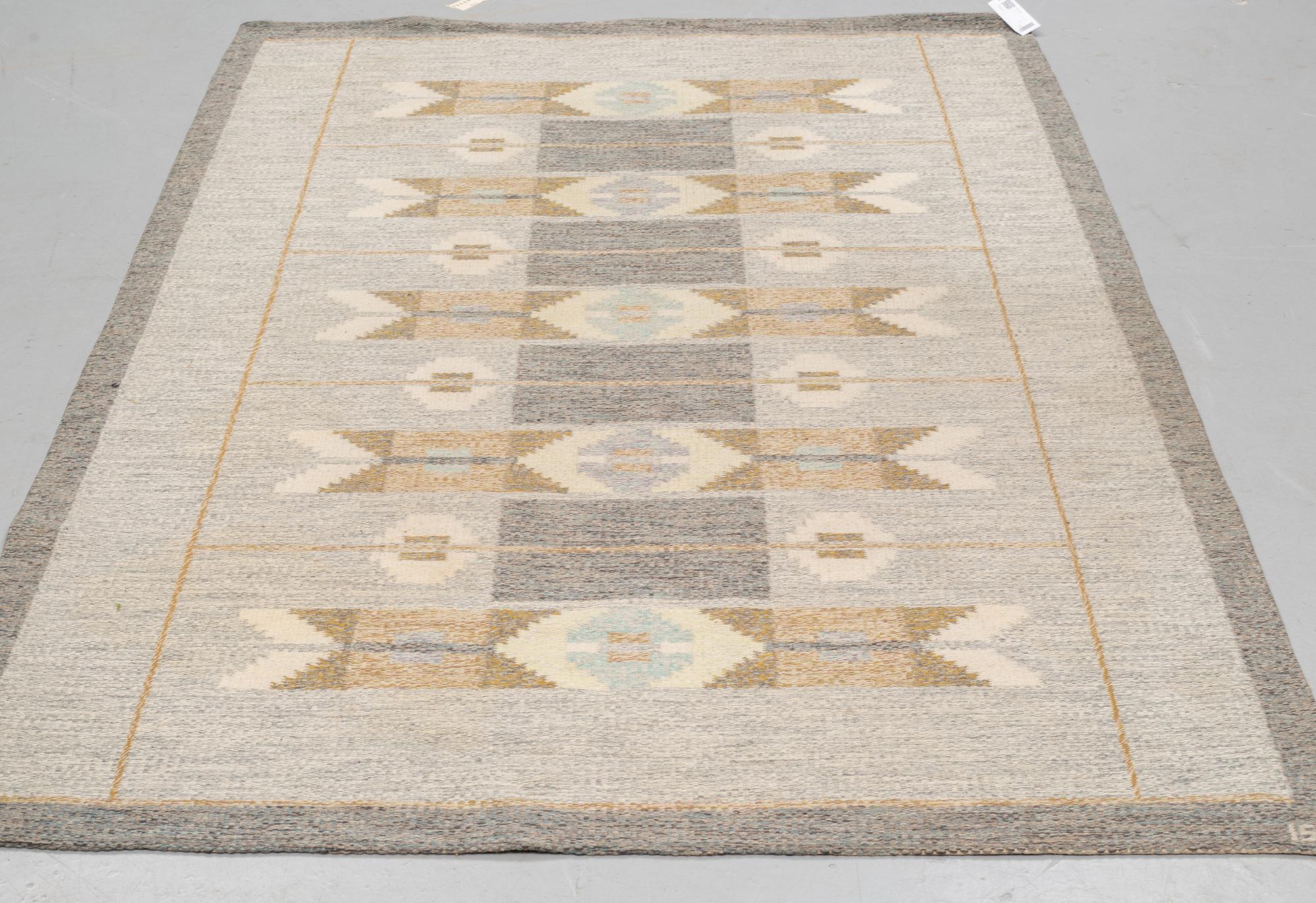 A CARPET, flat weave, signed IS (Ingegerd Silow), ca  239 x 161 cm.