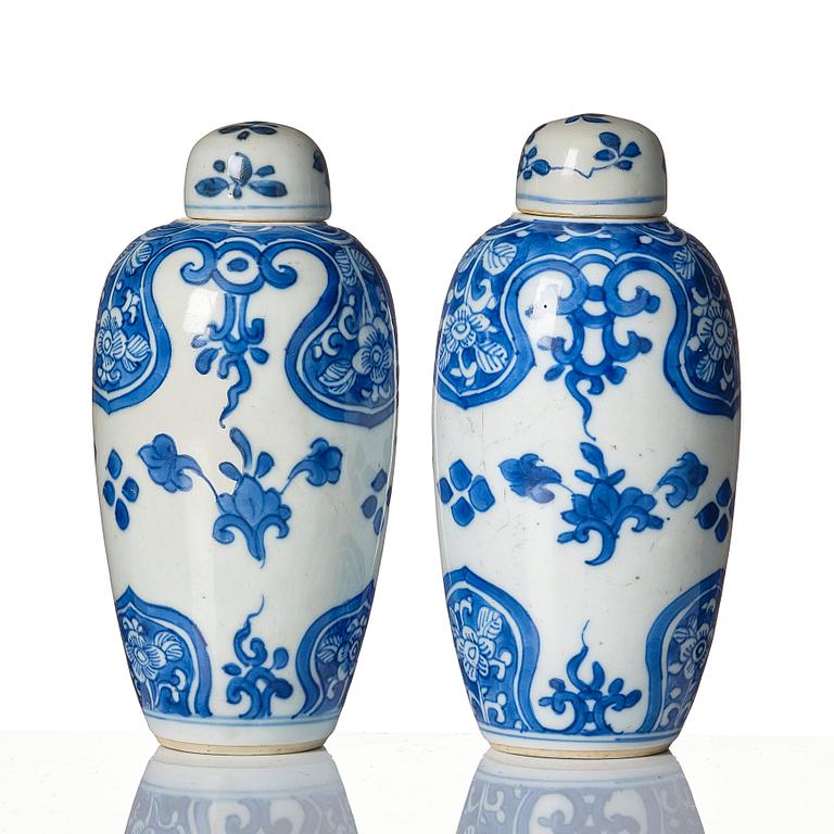 A pair of blue and white tea caddies, Qing dynasty, Kangxi (1662-1722).