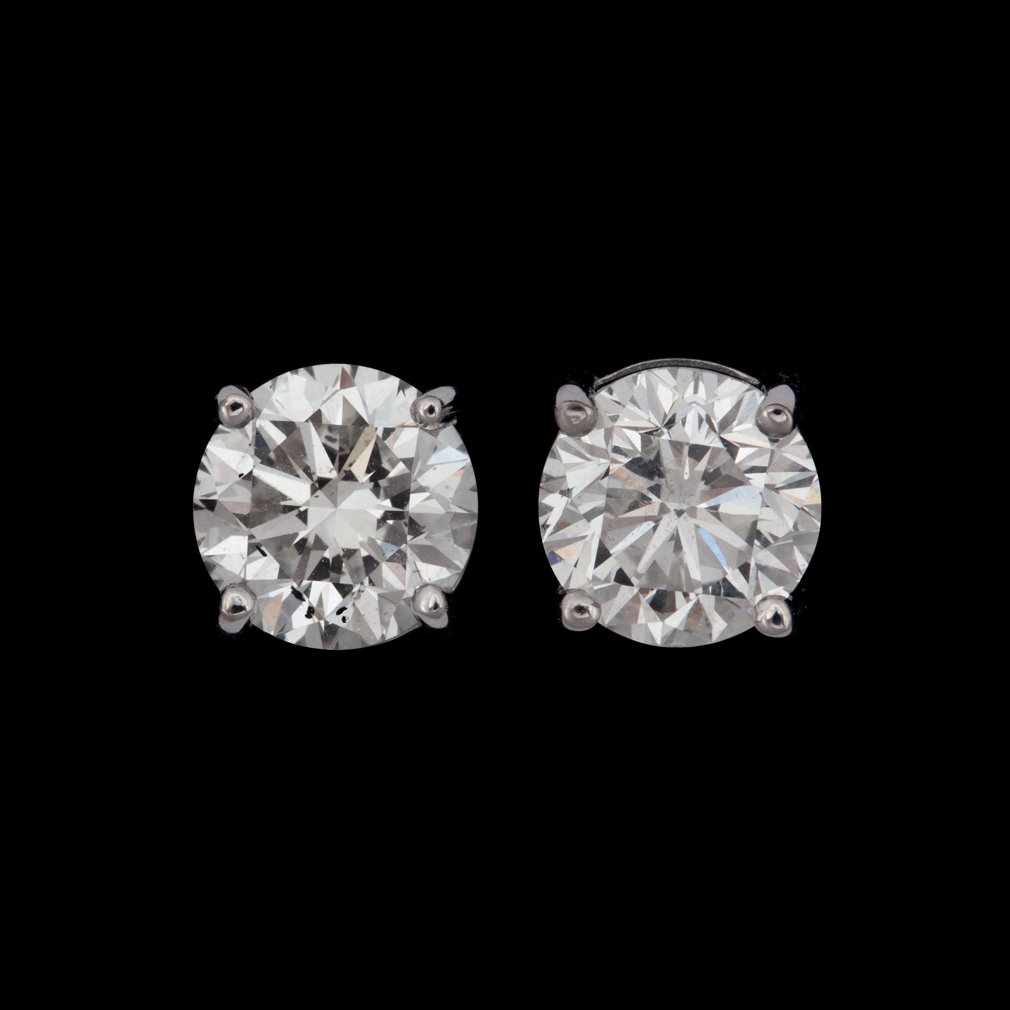 ÖRHÄNGEN med briljantslipade diamanter 1.00 ct samt 1.00 ct. G/VS2.