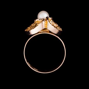 RING, 14K guld, pärla. Tammen Koru, Åbo 1972. Vikt 7,2 g.
