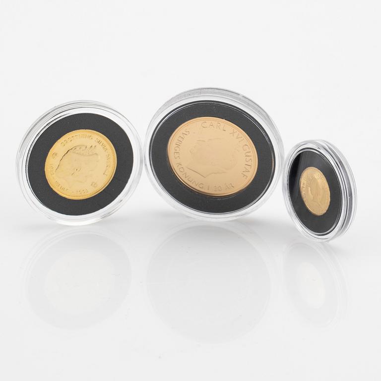 Guldmynt tre stycken, Sverige och Cook Island.