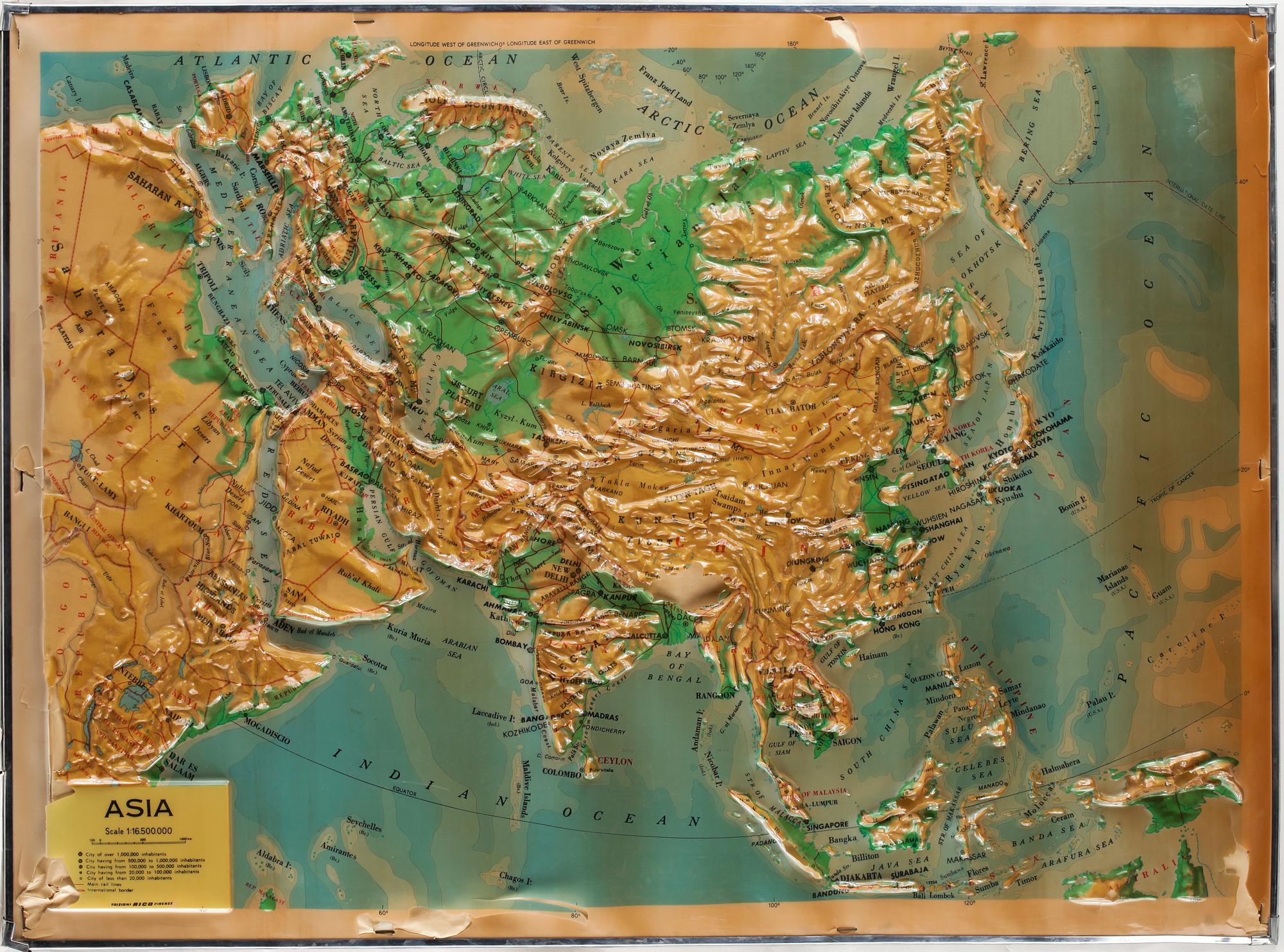 SKOLKARTOR, ett par, plast, 1900-talets andra hälft.