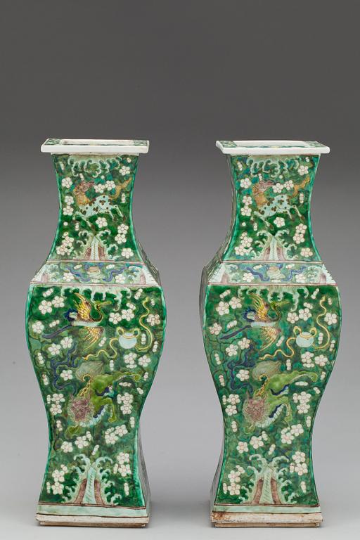 VASER, ett par, porslin, Kangxi-stil, Kina 1800-tal.