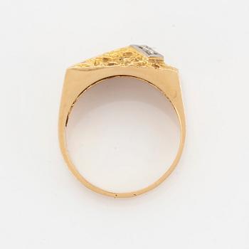 Klackring  18K guld med briljantslipad diamant.