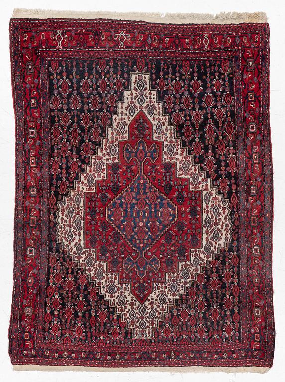 A Senneh rug, c. 200 x 150 cm.
