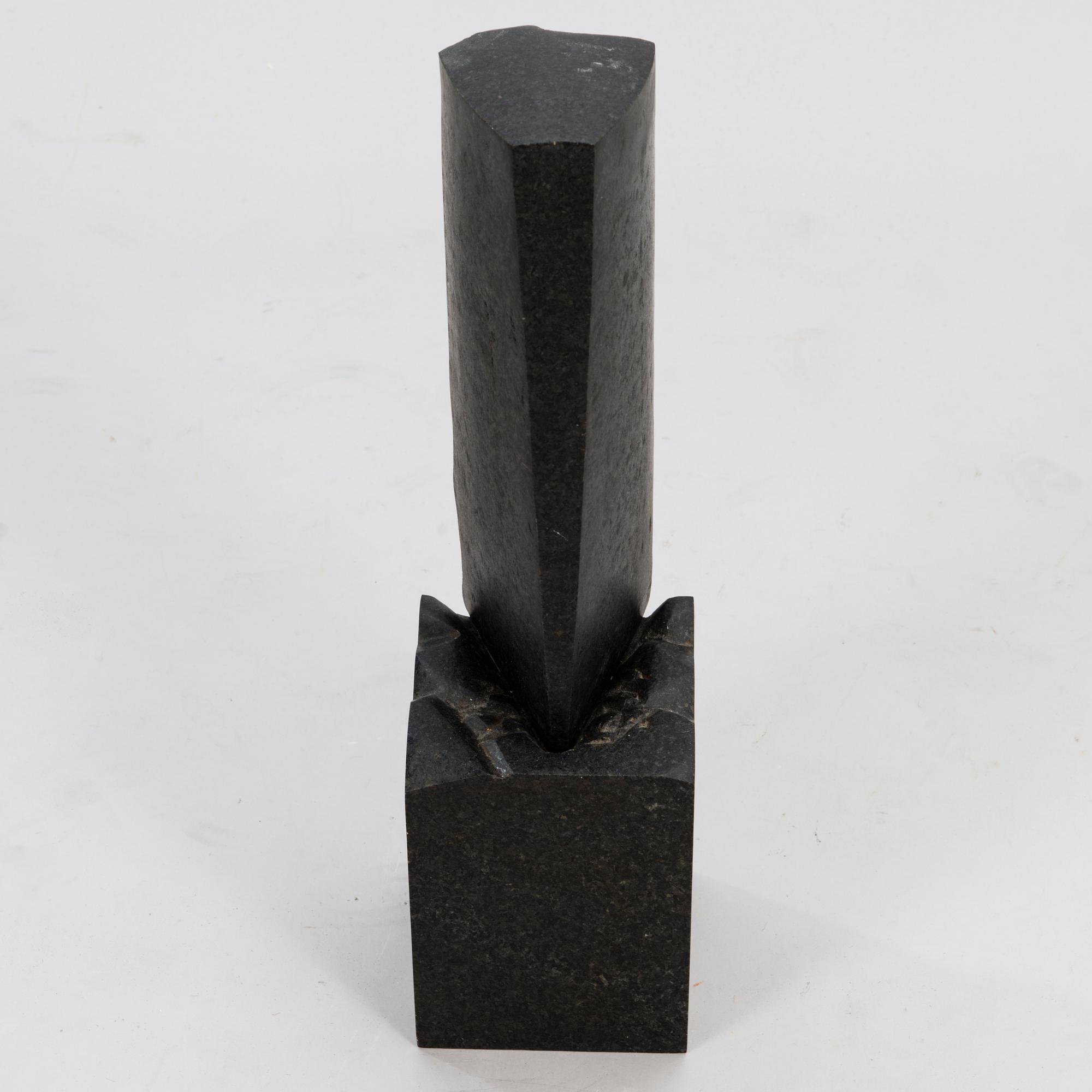 JARKKO ROTH, mustaa graniitti, signeerattu ja päivätty -74.