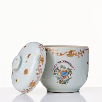 A part armorial tea service, Qing dynasty, 18th Century. (17 pieces).