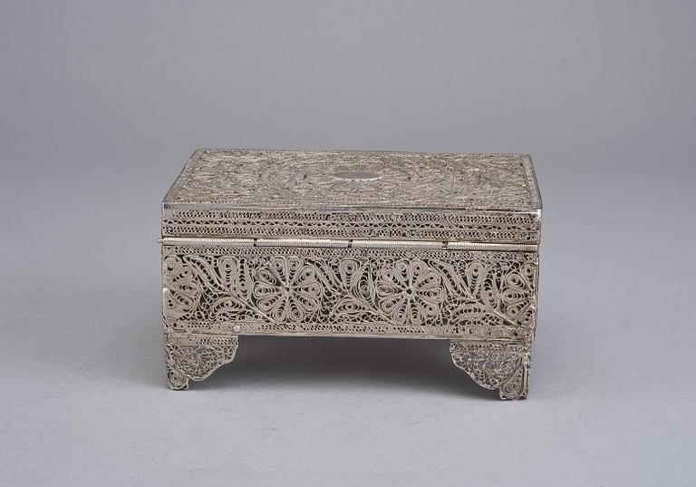 SKRIN, silver, filigranarbete, 1900-tal. Svenska importstämplar. Vikt 190 g.