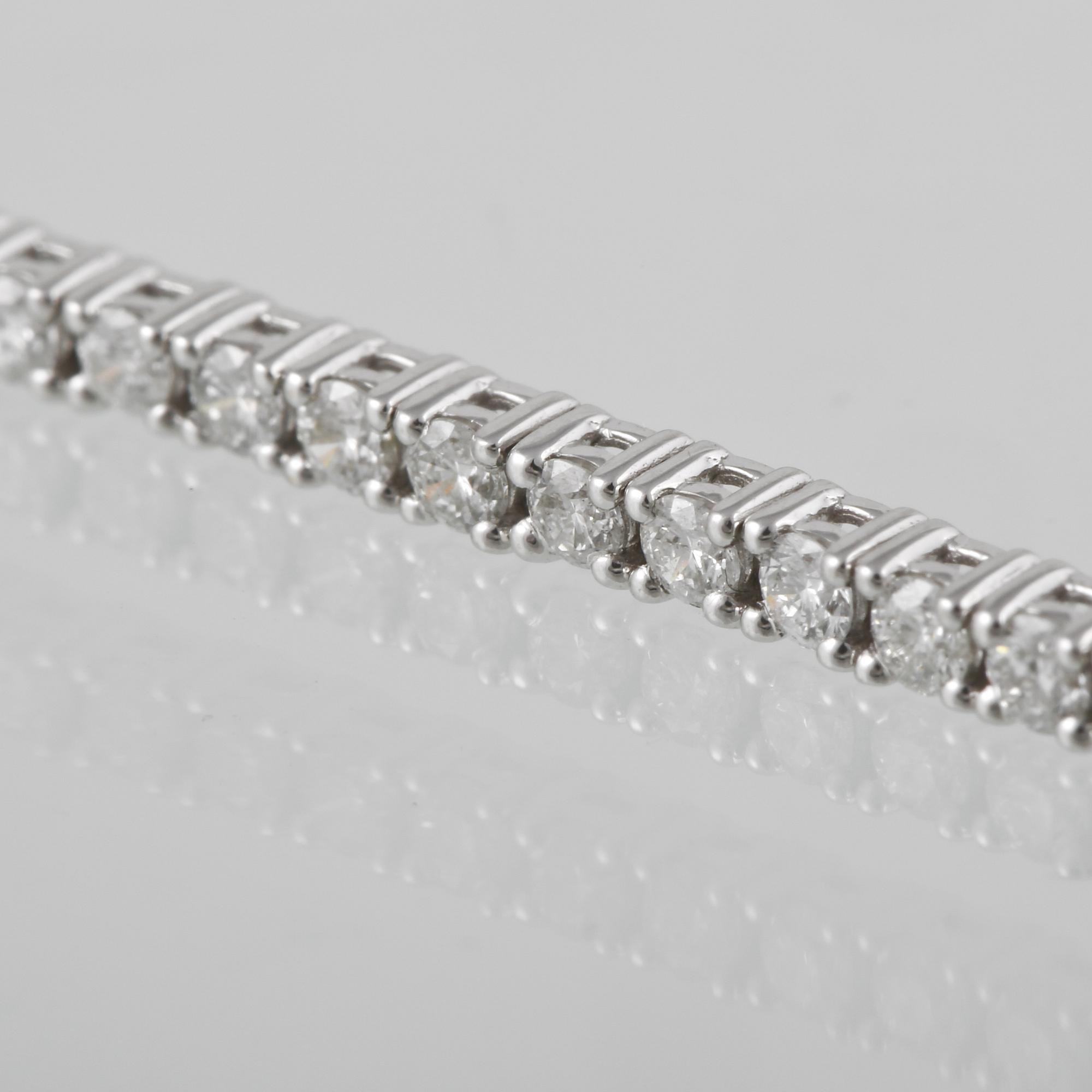 ARMBAND, 18K vitguld med briljantslipade diamanter 2.19 ct. Vikt 6,8 gram.