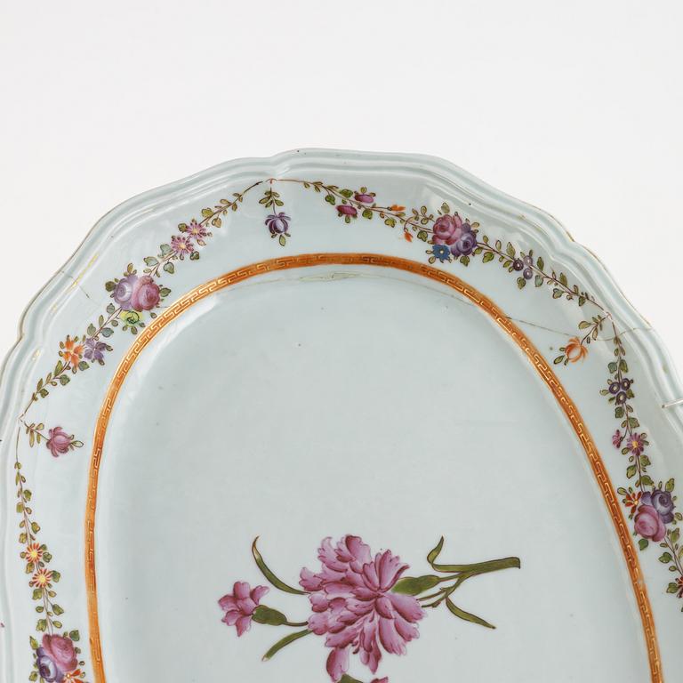 A Chinese export porcelain dish, Qing dynasty, Qianlong (1736-95).