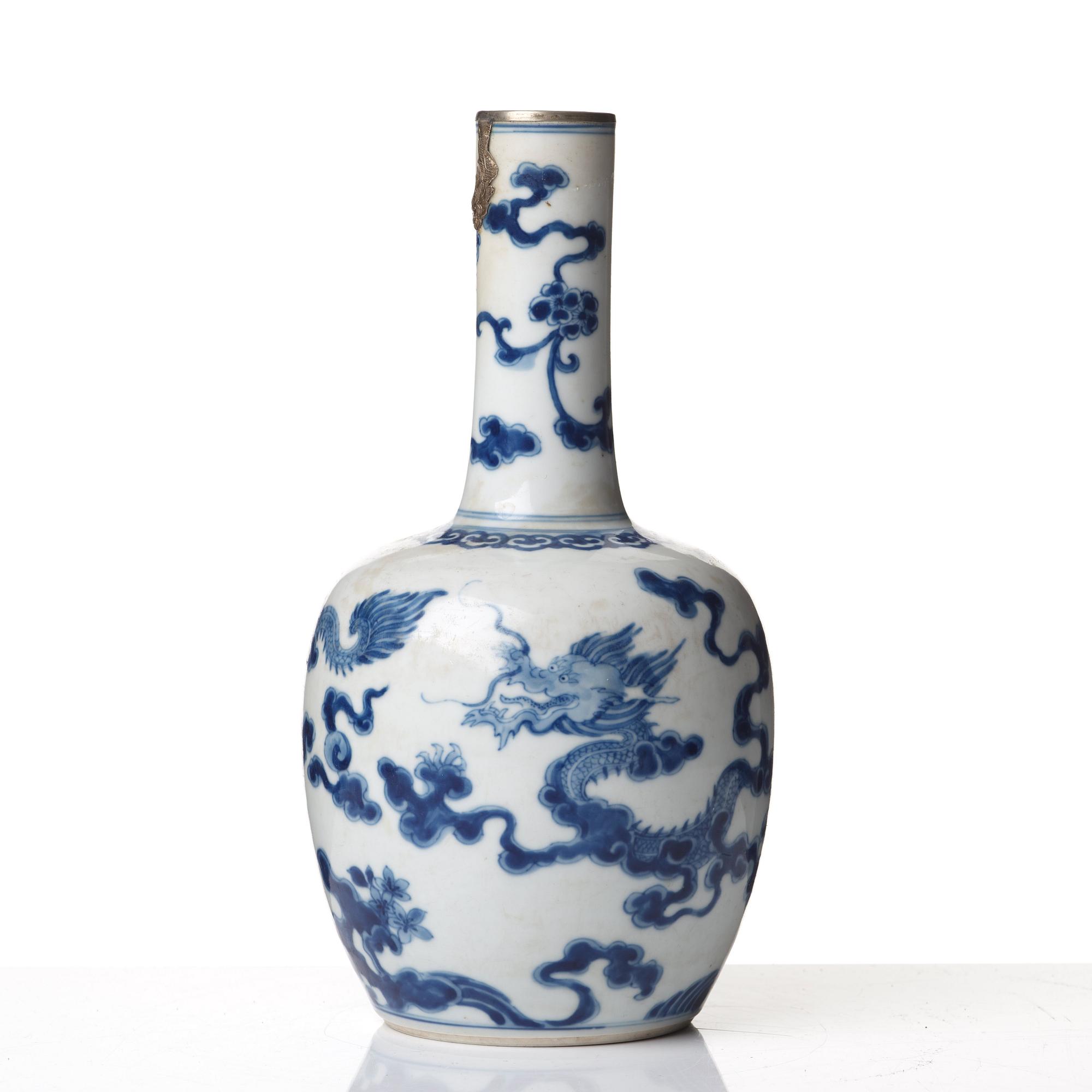 A blue and white vase, Qing dynasty, Kangxi (1662-1722).