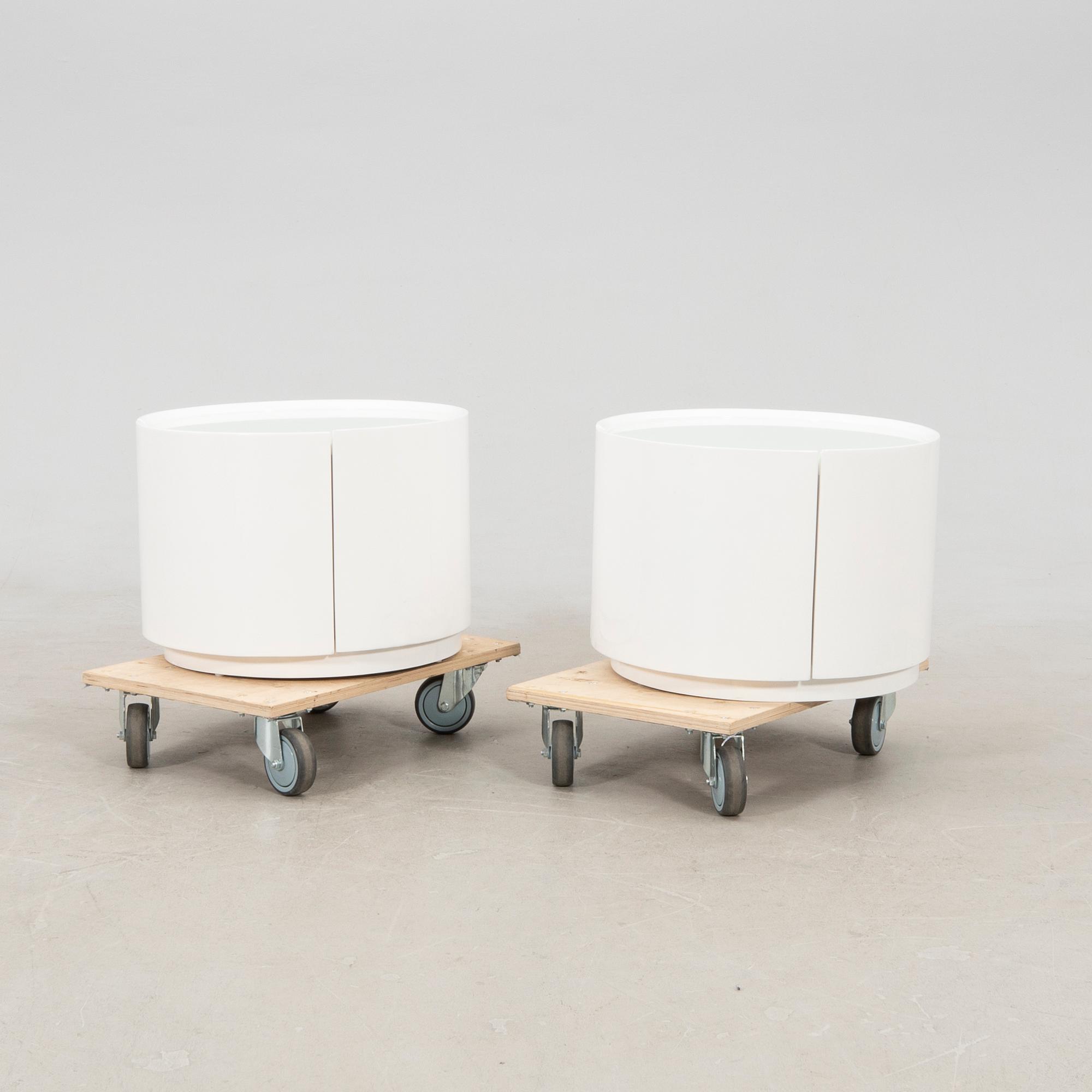 Sidobord/Sängbord ett par samtida.