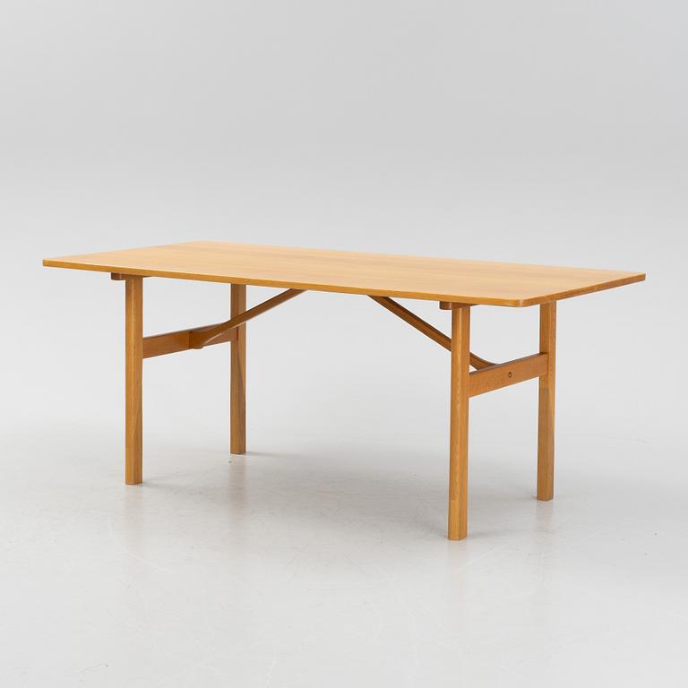 Børge Mogensen, a model 6284 oak dining table, Fredericia Stolefabrik, Denmark.