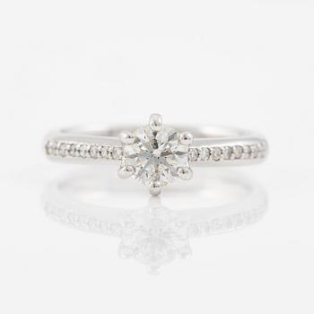 Ring, 18K vitguld med briljantslipad diamant.