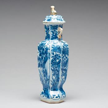 VAS med LOCK, porslin. Qingdynastin, Kangxi (1662-1722).