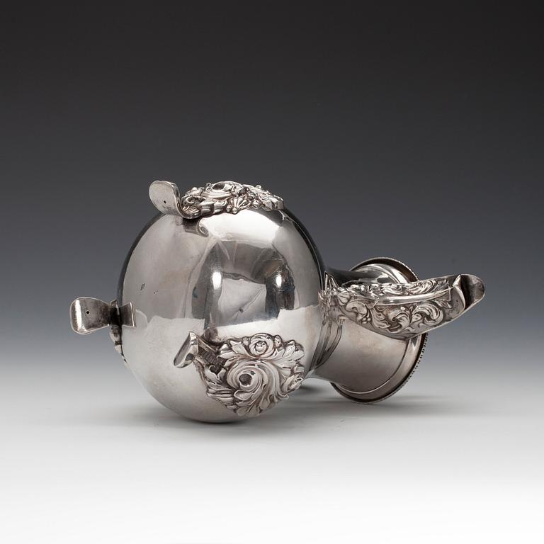 KAFFEKANNA, silver. Frankrike, Paris 1819-38. Höjd 20 cm. Vikt 456 g.