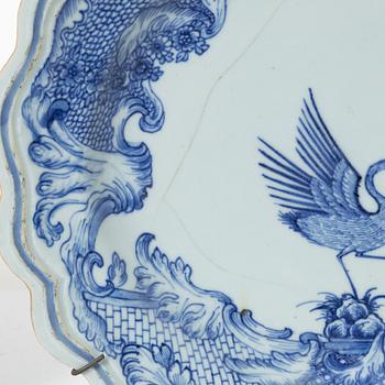 Tallrikar, ett par, vapenporslin, Qingdynastin, Qianlong (1736-95).