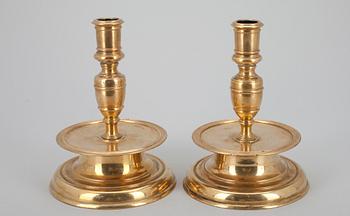 LJUSSTAKAKAR, ett par, mässing, barockstil, möjligen Flandern 1800-tal.