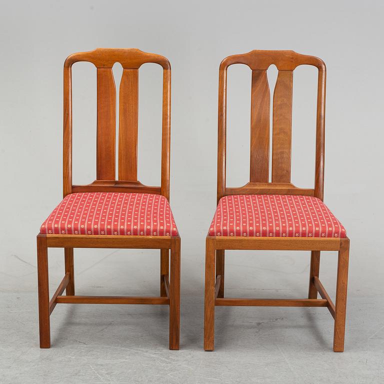 An 'Ambassadör' dining table with eight chairs by Carl Malmsten, second half of the 20th Century.