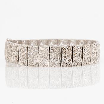 Bracelet, 18K white gold and brilliant-cut diamonds.